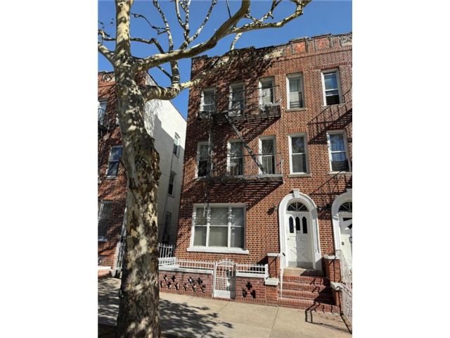 12 BR,  6.00 BTH &nbsp;Multi-family style home in Bensonhurst