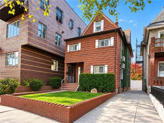  7 BR,  0.00 BTH &nbsp;Multi-family style home in Boro-park