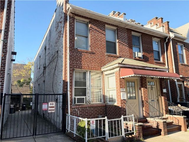  3 BR,  2.00 BTH &nbsp;Single family style home in Sunset Park