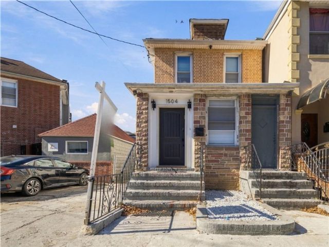  3 BR,  3.00 BTH &nbsp;Single family style home in Flatlands