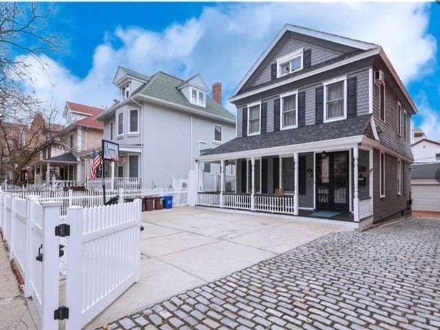  4 BR,  3.00 BTH &nbsp;Single family style home in Bay Ridge