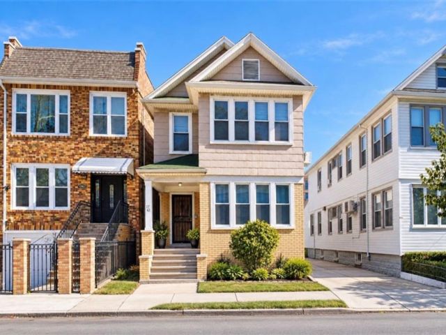  5 BR,  0.00 BTH &nbsp;Multi-family style home in Homecrest