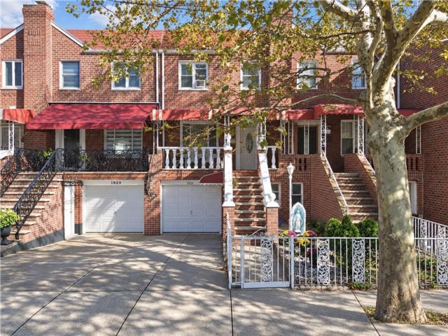  3 BR,  3.00 BTH &nbsp;Single family style home in Old Mill Basin