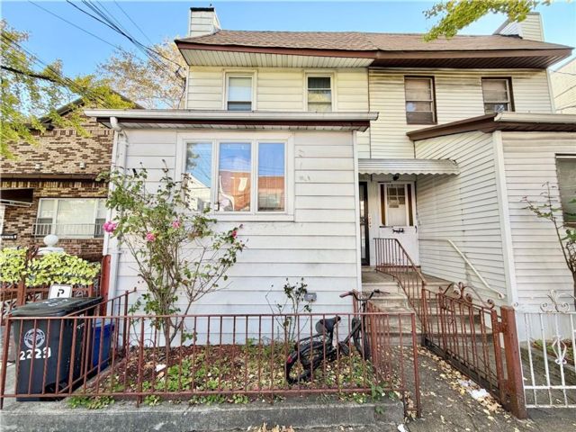 6 BR,  3.00 BTH &nbsp;Multi-family style home in Gravesend