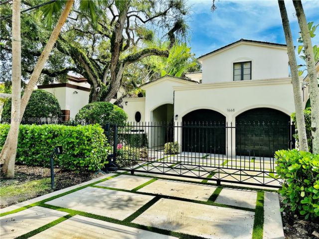  5 BR,  5.50 BTH &nbsp; style home in Miami