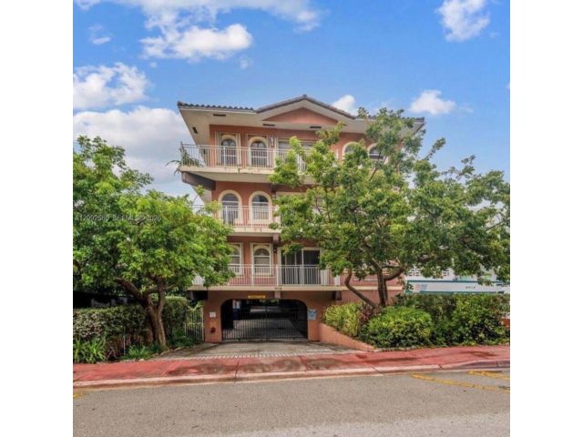  3 BR,  3.00 BTH &nbsp; style home in Surfside