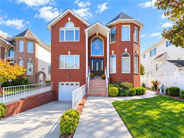  4 BR,  4.00 BTH &nbsp;Multi-family style home in Rossville