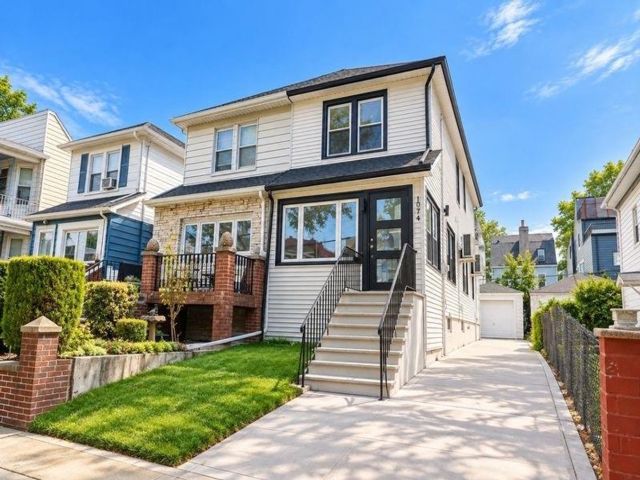  3 BR,  3.00 BTH &nbsp;Single family style home in Midwood