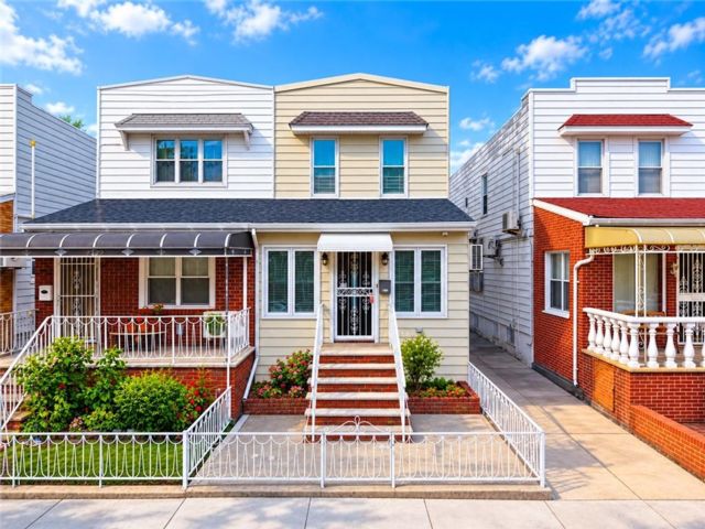  3 BR,  3.00 BTH &nbsp;Single family style home in Bensonhurst
