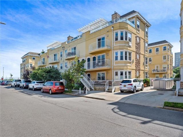  3 BR,  3.00 BTH &nbsp;Condominium style home in Rockaway Park
