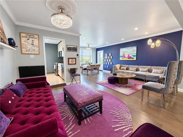  2 BR,  2.00 BTH &nbsp;Co-op style home in Midwood
