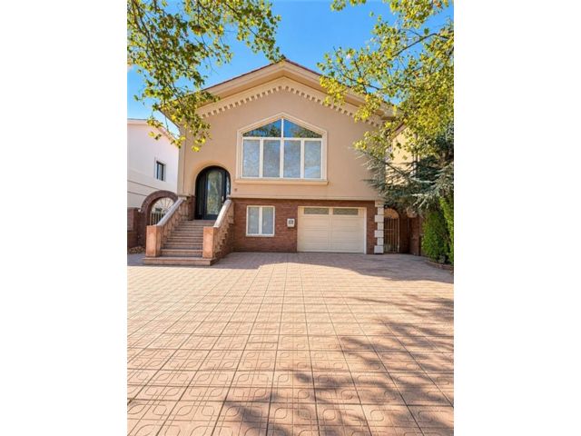  4 BR,  3.00 BTH &nbsp;Single family style home in Mill Basin