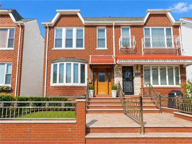  5 BR,  0.00 BTH &nbsp;Multi-family style home in Bensonhurst