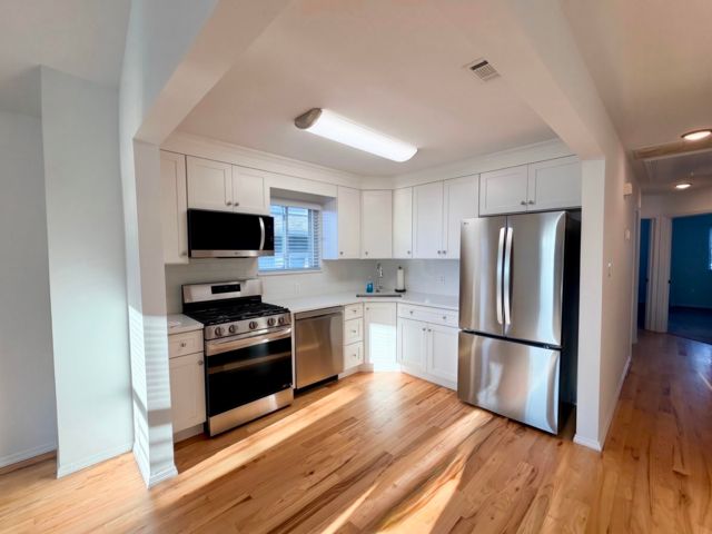  3 BR,  2.00 BTH &nbsp;Apartment style home in Rockaway Park