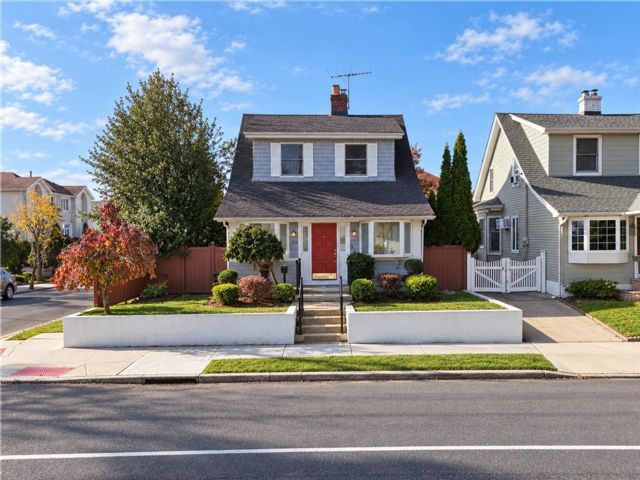  2 BR,  2.00 BTH &nbsp;Single family style home in Midland Beach