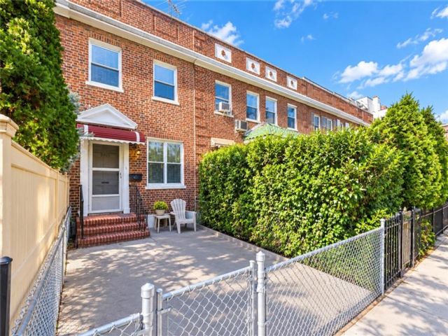  2 BR,  1.00 BTH &nbsp;Single family style home in Bay Ridge