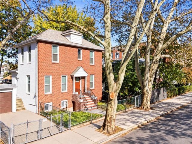 3 BR,  3.00 BTH &nbsp;Single family style home in Marine Park