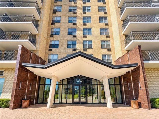  3 BR,  1.50 BTH &nbsp;Condominium style home in Brighton Beach