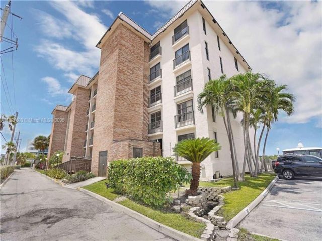 [Hollywood Real Estate, listing number 3352217]