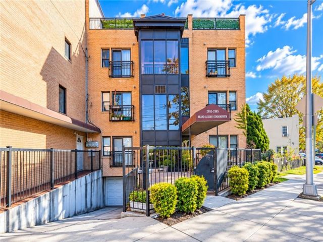  3 BR,  2.00 BTH &nbsp;Condominium style home in Gravesend