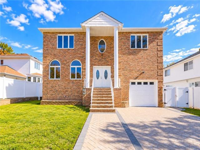  4 BR,  4.00 BTH &nbsp;Multi-family style home in Tottenville