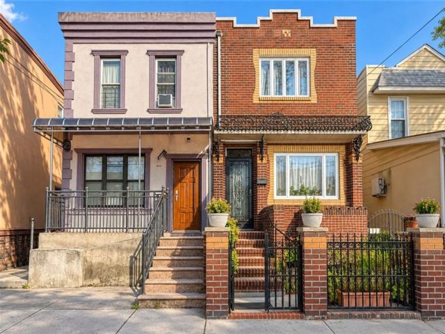  4 BR,  4.00 BTH &nbsp;Multi-family style home in Gravesend