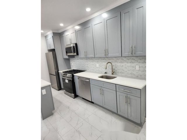  3 BR,  1.00 BTH &nbsp;Multi-family style home in Richmond Hill