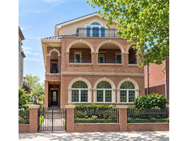 10 BR,  4.00 BTH &nbsp;Multi-family style home in Gravesend