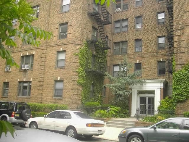 [Woodside Real Estate, listing number 6883801]