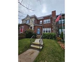  3 BR,  2.00 BTH &nbsp; style home in Middle Village
