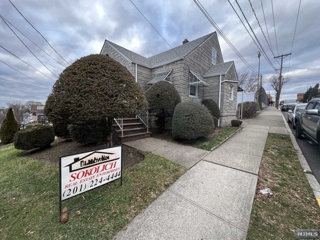  3 BR,  1.50 BTH &nbsp;Cape code style home in Fairview
