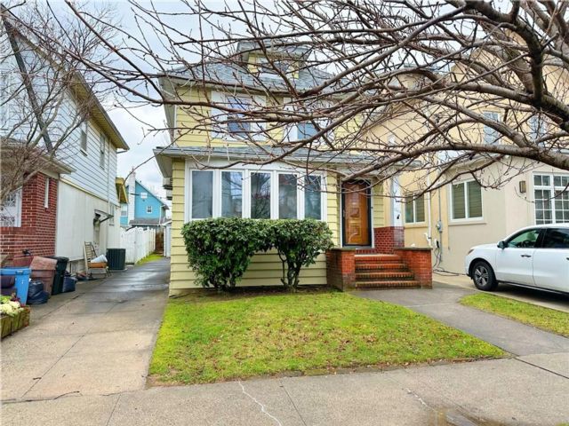  3 BR,  2.00 BTH &nbsp;Single family style home in Marine Park