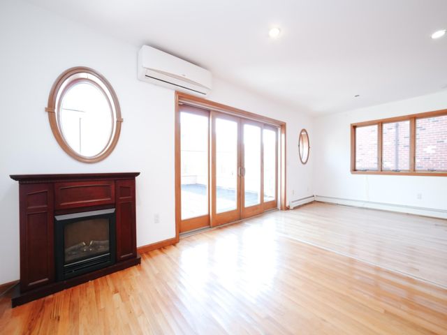  3 BR,  2.00 BTH &nbsp;Condo style home in Brooklyn