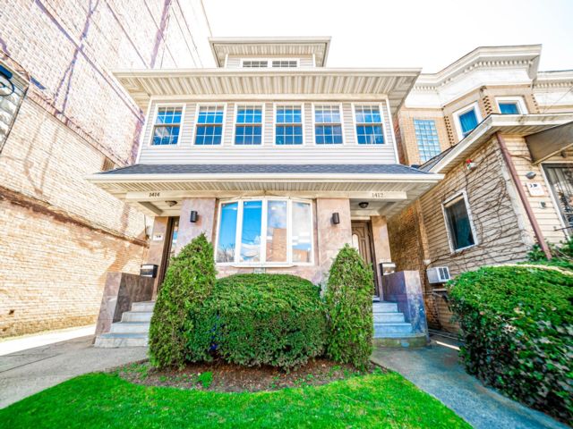  3 BR,  4.00 BTH &nbsp;2 story style home in Brooklyn