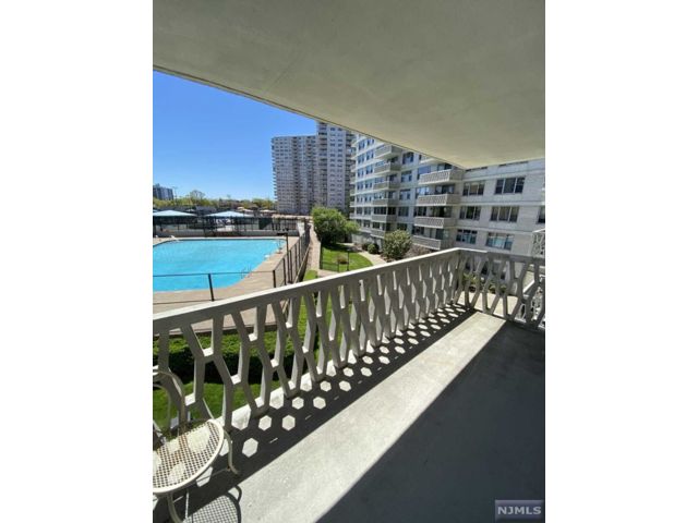  1 BR,  1.00 BTH &nbsp;Highrise style home in Fort Lee