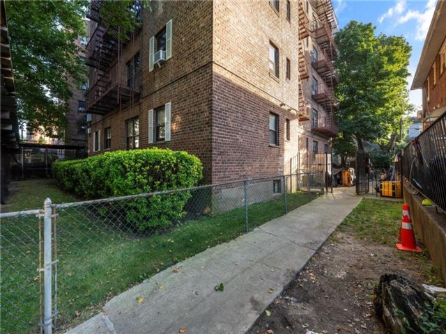  2 BR,  1.00 BTH &nbsp;Co-op style home in Midwood