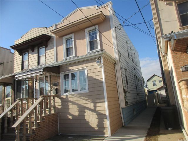  4 BR,  2.50 BTH &nbsp;Colonial style home in Richmond Hill