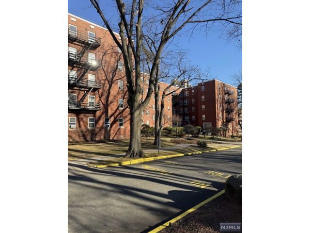  2 BR,  1.00 BTH &nbsp;Midrise style home in Fort Lee