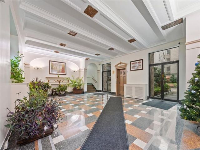  1 BR,  1.00 BTH &nbsp;Co-op style home in Midwood