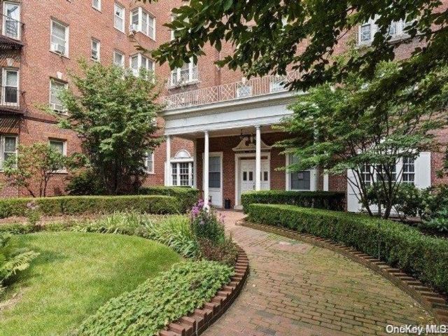 2 BR,  2.00 BTH &nbsp;Other style home in Jamaica Estates