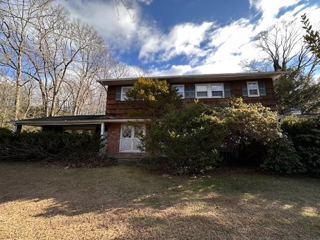  4 BR,  3.00 BTH &nbsp;Colonial style home in Fort Salonga