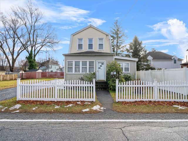  3 BR,  2.00 BTH &nbsp;Colonial style home in Montrose
