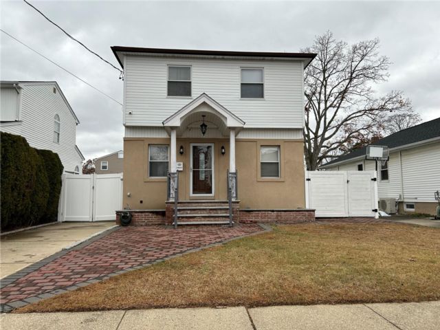  4 BR,  3.00 BTH &nbsp;Colonial style home in East Meadow