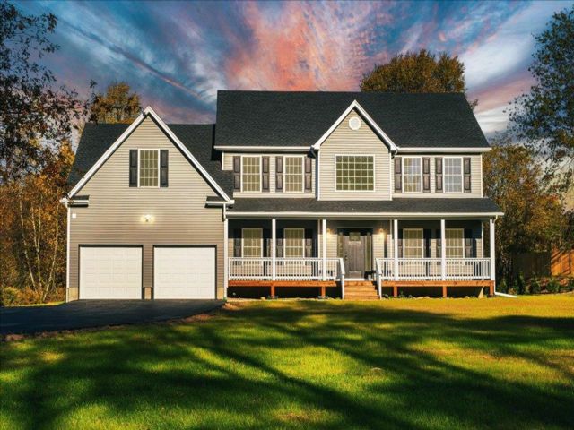  4 BR,  3.00 BTH &nbsp;Colonial style home in Bloomingburg