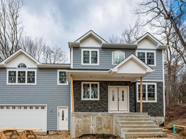  4 BR,  4.00 BTH &nbsp;Post modern style home in Kings Park