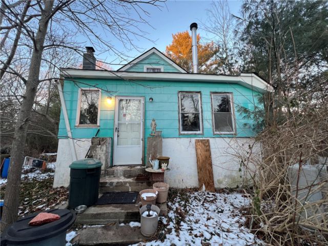  3 BR,  1.00 BTH &nbsp;Cape cod style home in Ridge