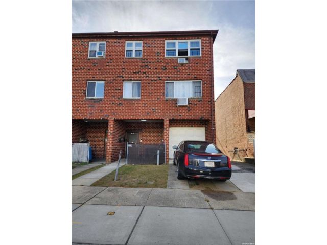  7 BR,  4.00 BTH &nbsp;House style home in Flushing