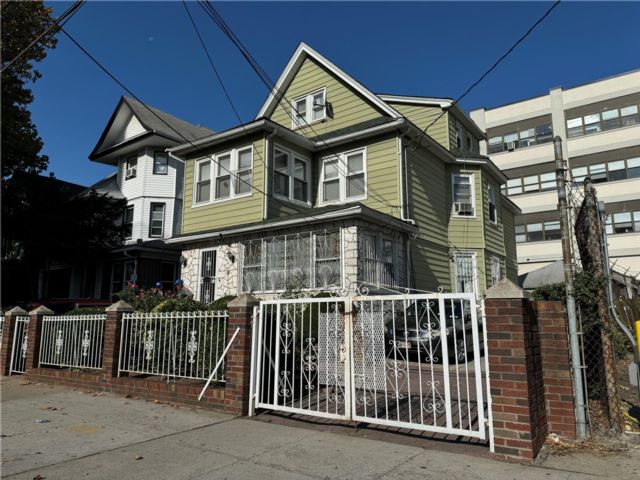  7 BR,  3.00 BTH &nbsp;Colonial style home in Richmond Hill