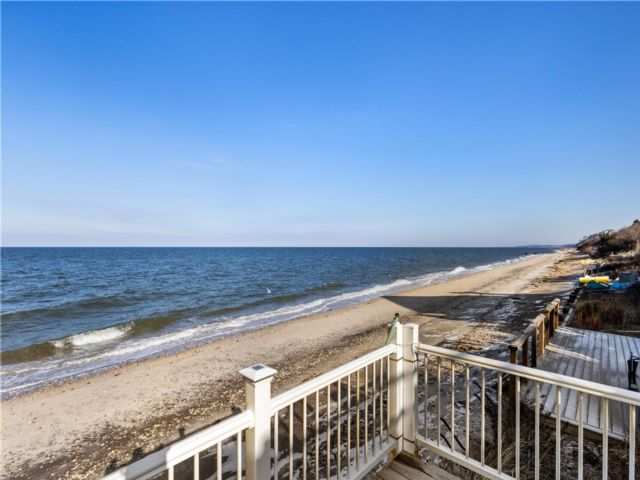  4 BR,  3.00 BTH &nbsp;Post modern style home in Jamesport