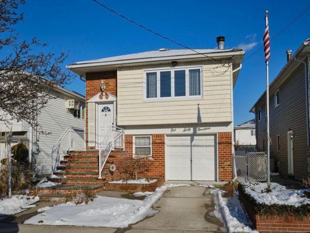  4 BR,  3.00 BTH &nbsp;Hi ranch style home in Howard Beach